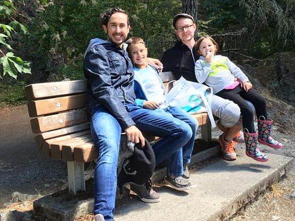 खुश हैं अपने बच्चे को लेकर