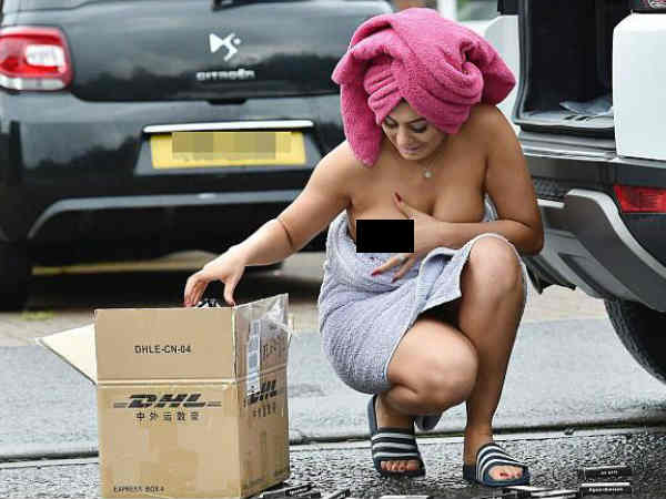 तौलिया लपेटकर ही बाहर आ गई