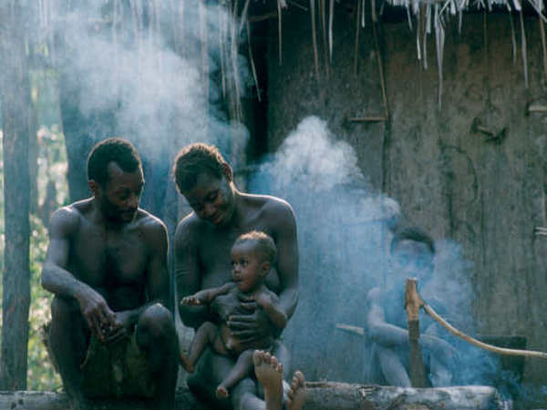 बच्‍चों को दूध पिलाने की कोशिश करते हैं 