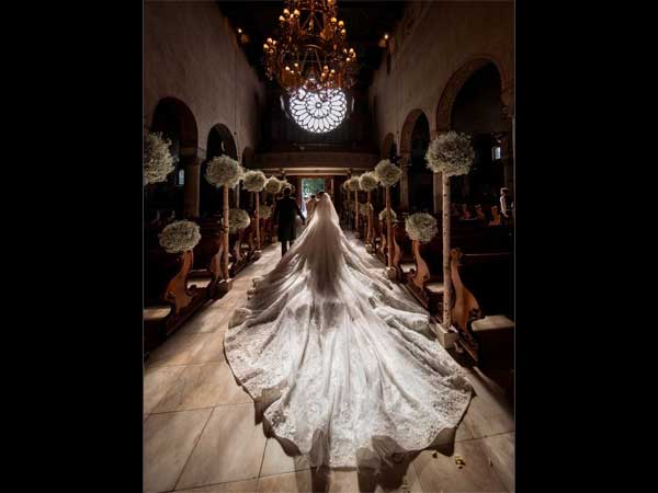 Swarovski की विक्टोरिया वारिस ने पहना 5.7 करोड़ रुपए का वेडिंग गाउन Swarovski की विक्टोरिया वारिस ने पहना 5.7 करोड़ रुपए का वेडिंग गाउन