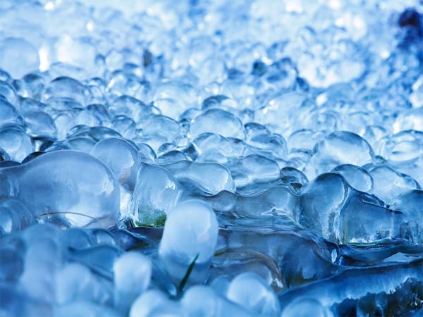 3- मुंहासों और एक्ने के लिए फायदेमंद है बर्फ