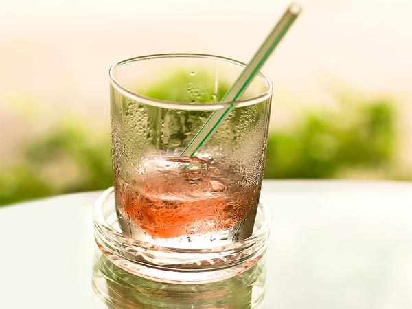 5- डार्क सर्कल और आंखों की सूजन को होती है कम