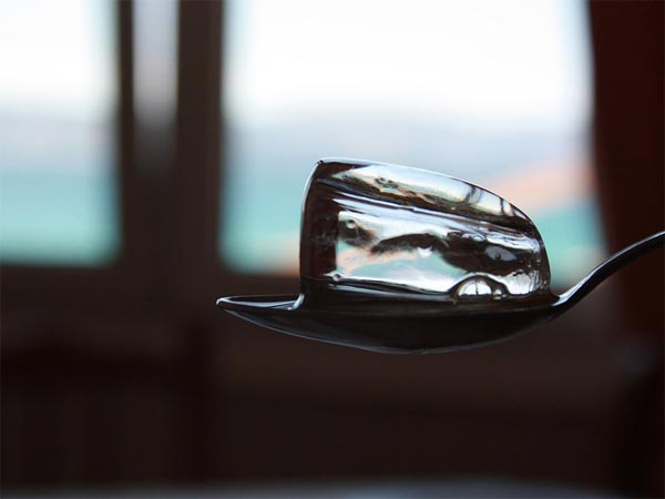 6- हेयर रिमूवल ट्रीटमेंट में फायदेमंद है बर्फ