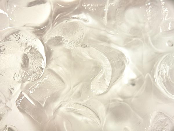 14. डार्क स्पॉट्स और सन टैन दूर करने के लिए मिल्क आइस क्यूब्स 