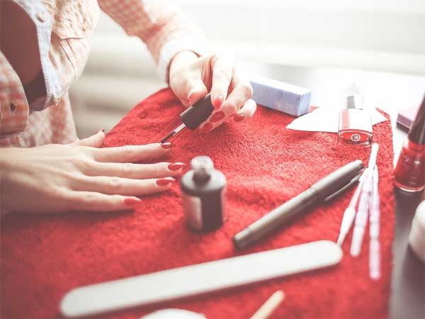 नेल पेंट किट तैयार करें