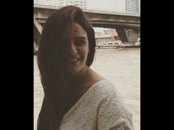 प्‍यारी सी मुस्‍कान के साथ 