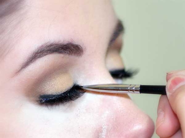 11.पलखों को करें चिकना 