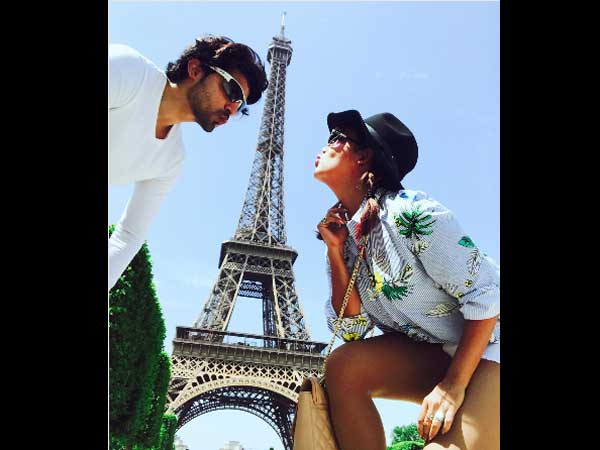 3. एफिल टॉवर को जब किया kiss 