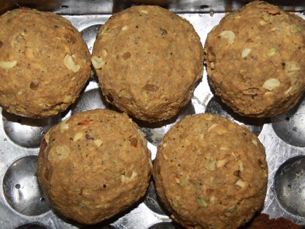 दो लड्डु खरीद सकते हैं 