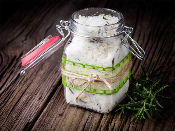 2. रोजमेरी, नींबू और सॉल्ट स्क्रब