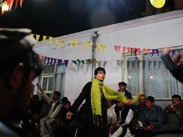 बंदी बना दिया जाता है। 