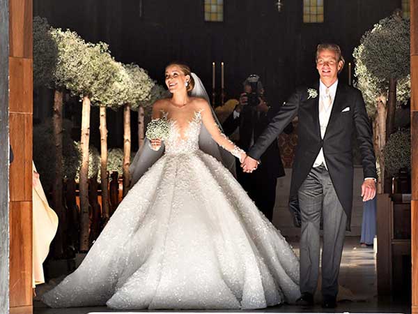 Swarovski की विक्टोरिया वारिस ने पहना 5.7 करोड़ रुपए का वेडिंग गाउन Swarovski की विक्टोरिया वारिस ने पहना 5.7 करोड़ रुपए का वेडिंग गाउन