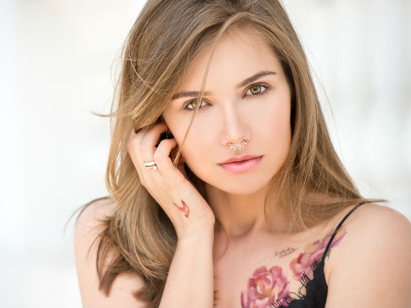 2- पियर्सिंग से पहले नोज रिंग का चयन करें 