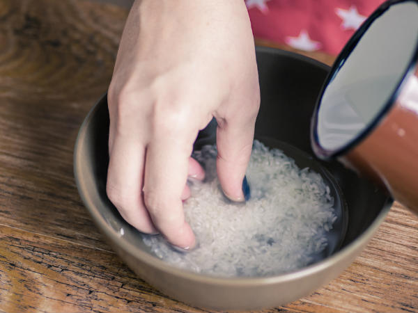 soak rice in bowl 