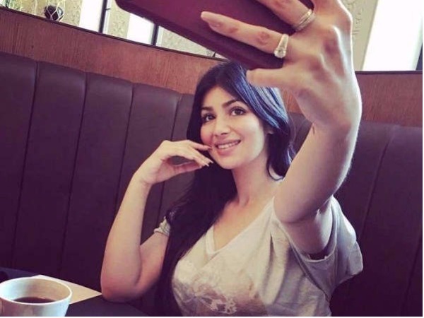  बालों को घना दिखाने और उन्हें अपनी जगह पर बनाये रखने के लिए हेयर स्प्रे का उपयोग करें: