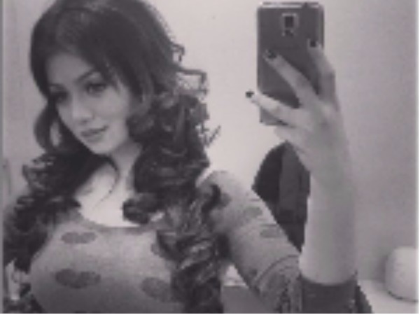 बालों की स्टाइल करने से पहले हीट प्रोटेक्टेट स्प्रे का उपयोग करें: