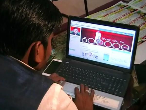 लैपटॉप को बहुत पास ना रखें 