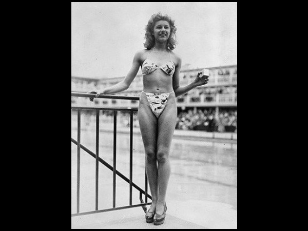  एक डांसर थी बिकनी मॉडल 