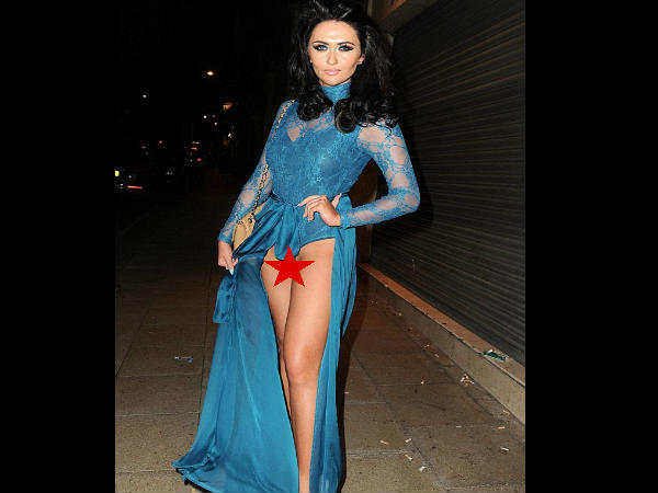 बार-बार खींच रही थीं ड्रेस