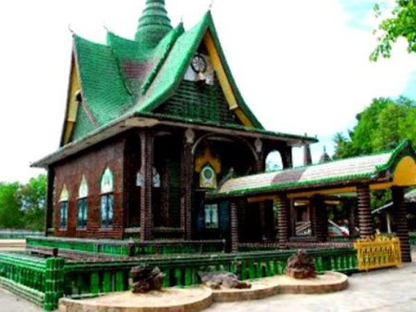 अनगिनत बोतलों से बना है ये मंदिर