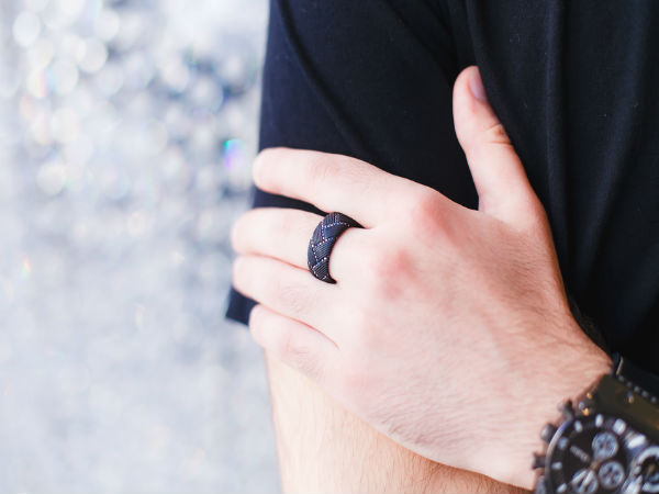 बीच की ऊँगली (सैटर्न)