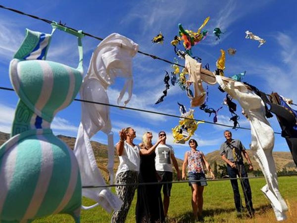 यहां लड़कियां बांध जाती है अपनी ब्रा: 