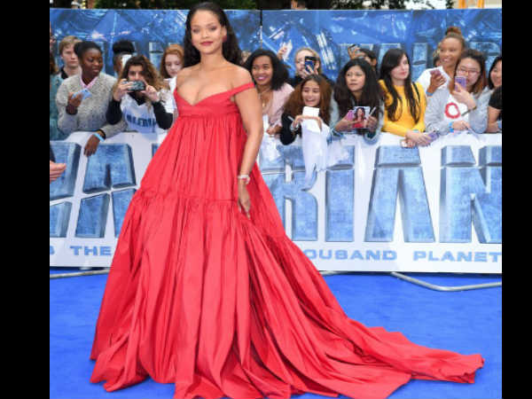 रेड ऑफ शोल्‍डर में ड्रेस में दिखी 