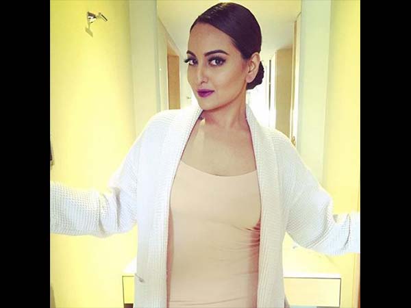 जूड़े के साथ पर्पल रंग का पाउट