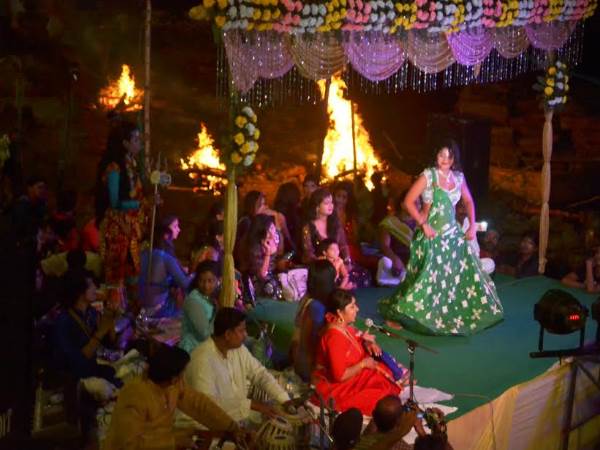  फिर वैश्‍याओं को बुलाया गया 