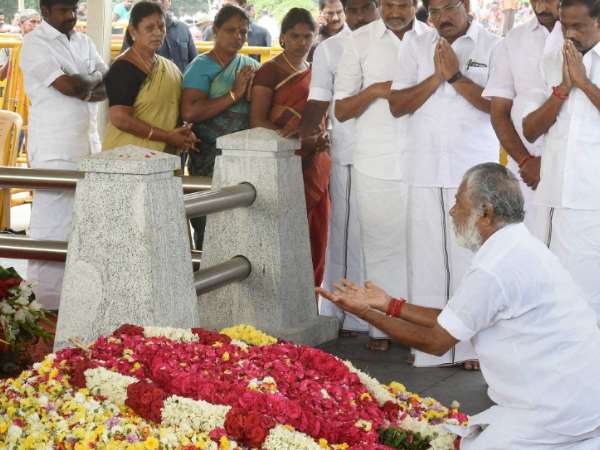 4. अर्थी के गुजरने ने व्यक्ति क्या करना चाहिए 4. अर्थी के गुजरने ने व्यक्ति क्या करना चाहिए