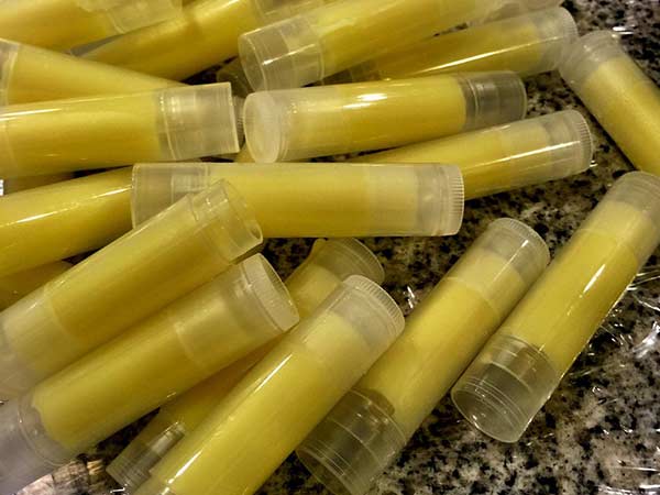 लिप बाम और लिपस्टिक