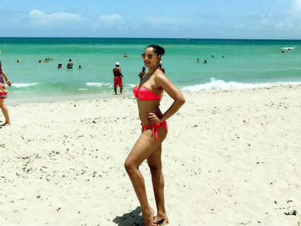 हॉट लग रही है। 