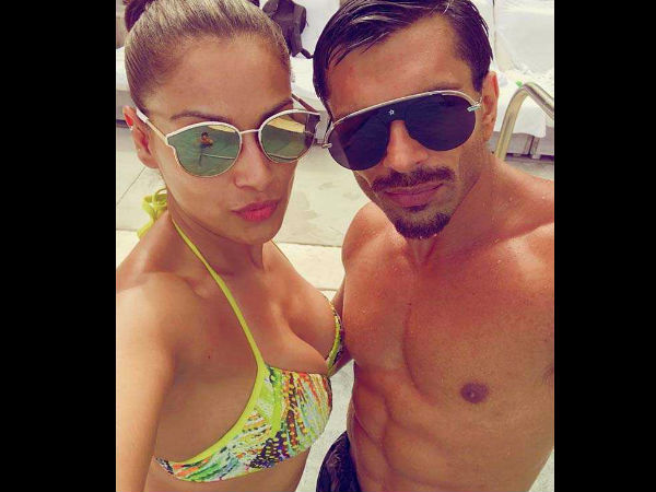 एंजॉय करते हुए दिखे ये कपल 