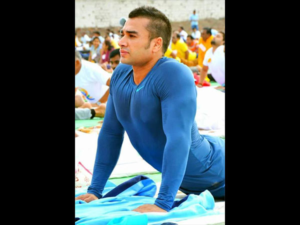 फैक प्रोफाइल बना रहे हैं 