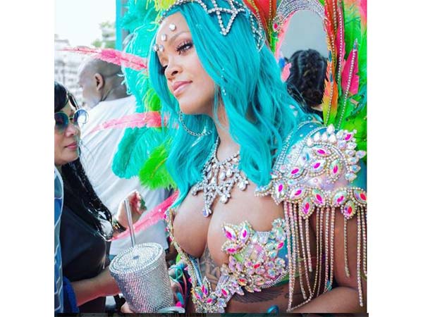 फेस्टिवल बिकनी लुक 