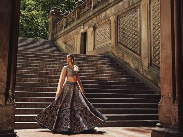 रॉयल ब्‍लू ब्राइडल लहंगे में दिखी रॉयल 