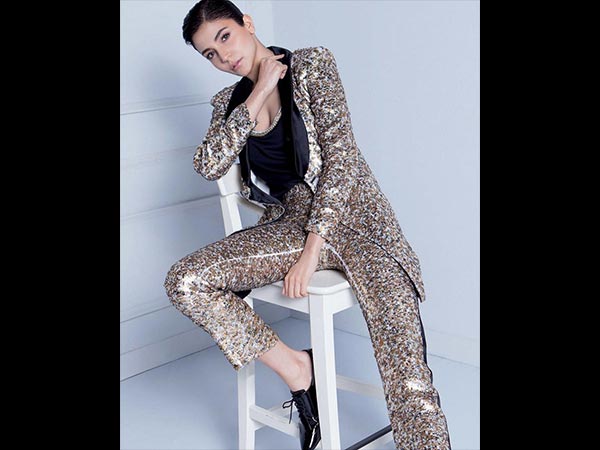 सूट बूट में दिखी अनुष्‍का 