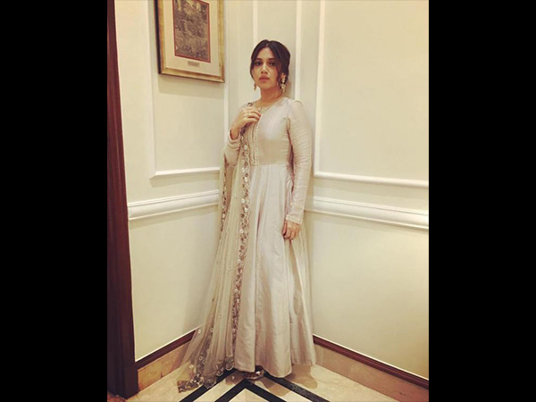 मोनिका और करिश्‍मा के आउटफिट्स 