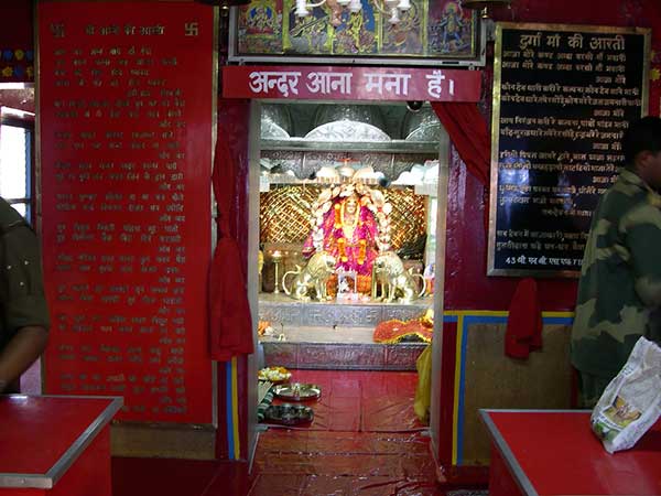 BSF ने सम्‍भाल रखा है मंदिर प्रशासन 