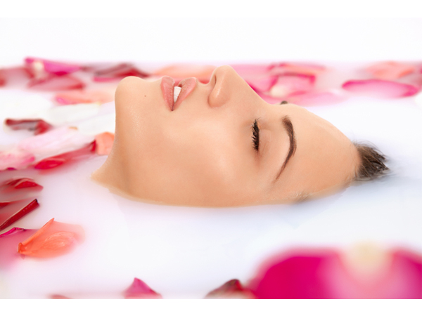 1. केले और गुलाबजल से बना DIY फेस मास्क