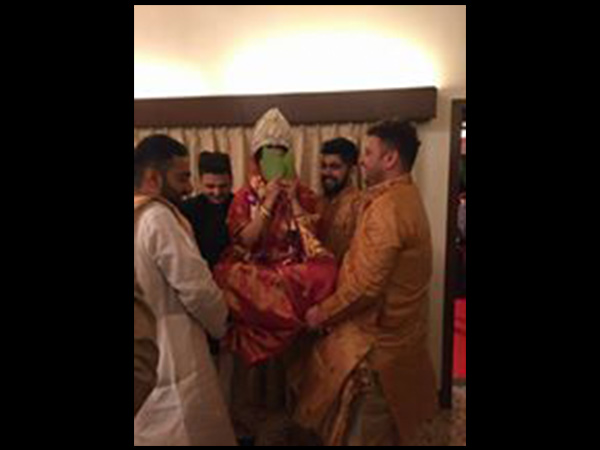 ट्रेडिशनल बंगाली स्‍टाइल में की शादी 