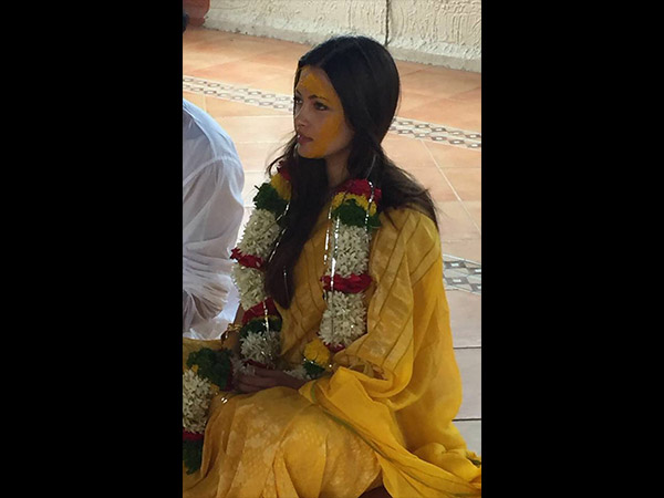 सुंदर लग रही है दुल्‍हन के जोड़े में 