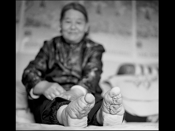 शादी करने के लिए जरुरी थे पांव को बांधना 