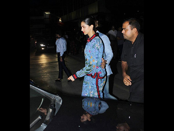 नाईटी में नजर आई दीपिका 