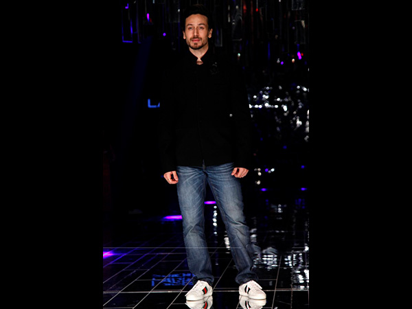 डेनिम और ब्लैक ब्लेजर में नजर आए टाइगर 