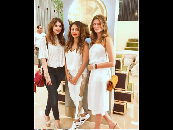 व्हाइट ट्रांसपेरेंट पेंट ने खींचा ध्यान व्हाइट ट्रांसपेरेंट पेंट ने खींचा ध्यान