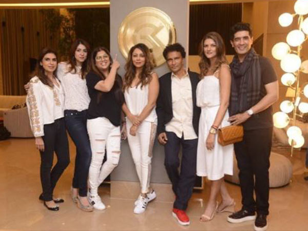 गौरी दिखीं पूरे सफ़ेद लिबाज़ में गौरी दिखीं पूरे सफ़ेद लिबाज़ में