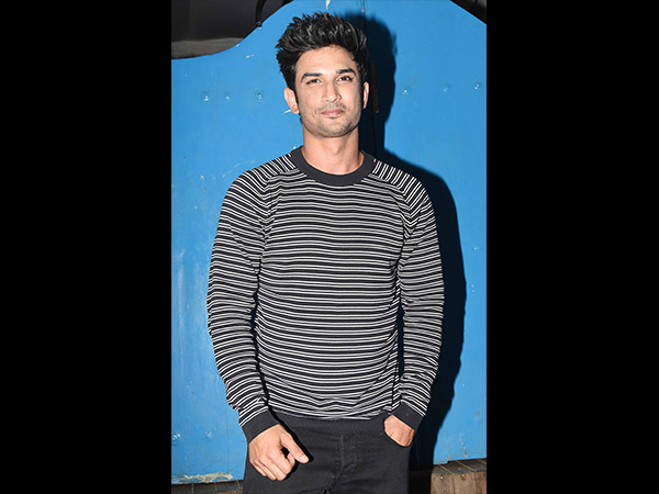 कैजुअल लुक में नजर आए सुशांत 