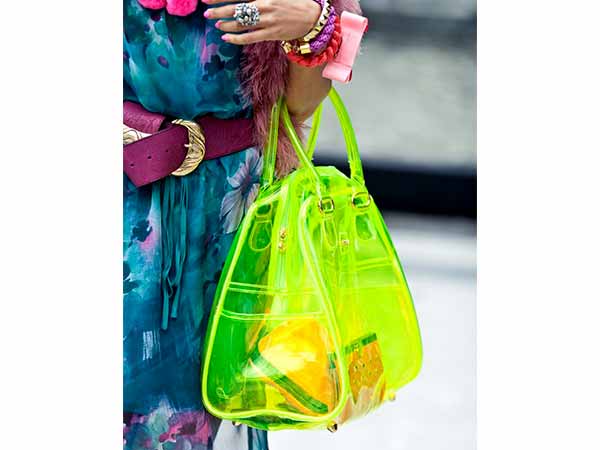 बाजार में सामन से भरा बैग पकड़ना बाजार में सामन से भरा बैग पकड़ना