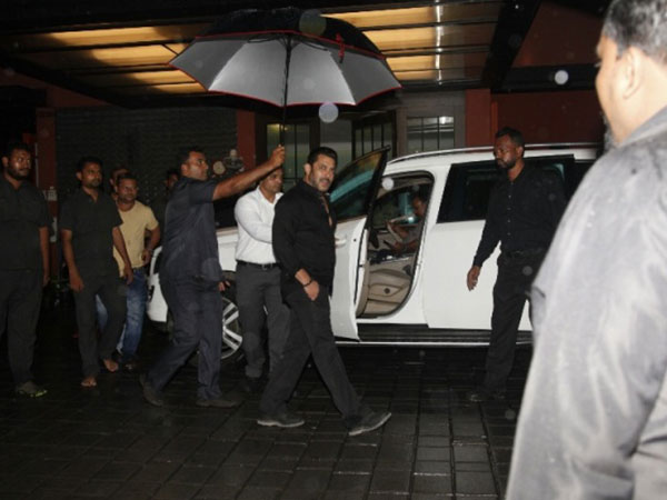 सलमान भी पहुंचे